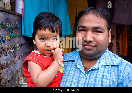 Ritratto, il fornitore e il figlio in Sadar Bazaar rd,pushkar, Rajasthan, India Foto Stock
