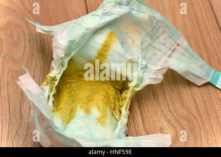 Pannolino sporco sporco Foto stock - Alamy