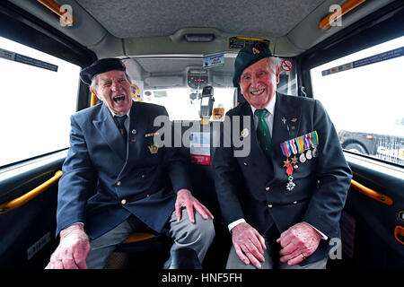 PABest II Guerra Mondiale Veterani Roy Maxwell (sinistra) e Alf Lonsdale sedersi nel retro di un Black Cab a Wellington caserma, Londra, davanti a loro i veterani viaggio a nord della Francia con il Taxi di carità. Foto Stock