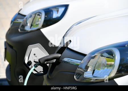 Elettricità, veicolo elettrico Renault Kangoo, collegamento di alimentazione, stazione, ibrida plug in, MUC, EDDM, Aeroporto di Monaco di Baviera, Erding, Freising, Monaco di Baviera Foto Stock