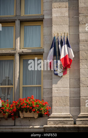 Bandiere a esterno della mairie, Place de la République, Bergues, Hauts-de-France, Francia, Europa. Foto Stock