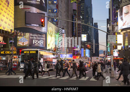 La gente a piedi attraverso la 42nd Street in Times Square a New York City. Foto Stock