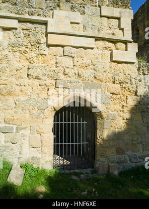 Pareti in rovina le rovine del castello di Ayton North Yorkshire Regno Unito vicino a Scarborough Foto Stock