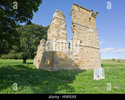 Pareti in rovina le rovine del castello di Ayton North Yorkshire Regno Unito vicino a Scarborough Foto Stock