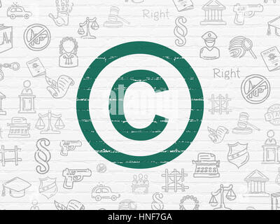 Il concetto di legge: verniciato di verde Copyright icona sul bianco muro in mattoni con sfondo disegnato a mano le icone di legge Foto Stock