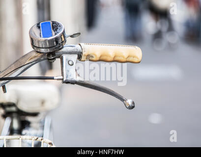 Vecchio arrugginito maniglia di bicicletta. Ambientalmente sicuro trasporto. Foto Stock