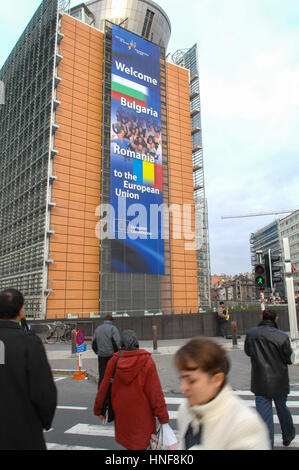 Belgio, Brussel, 14.12.2006.Un banner è visibile a livello del Berlaymont durante l'evento di celebrazione dell' adesione dei nuovi Stati membri Bulgar Foto Stock