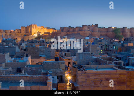 Panorama, townscape, Fort e i tetti della città, Jaisalmer, Rajasthan, India Foto Stock