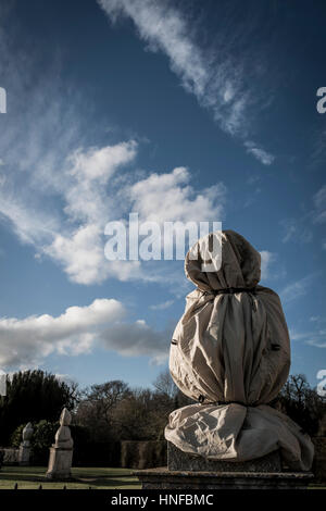 Sculture avvolto per l'inverno al Wimpole Hall vicino a Cambridge, Inghilterra, Regno Unito Foto Stock