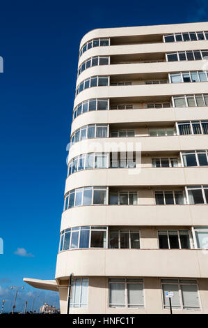 Embassy corte sul lungomare di Brighton è a 11 piani di blocco di lusso di appartamenti progettati da Wells Coates e completato nel 1935. È elencato Grade II* Foto Stock