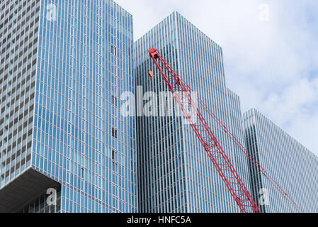 ROTTERDAM, Paesi Bassi - 14 Maggio 2016: gru da cantiere di fronte al famoso grattacielo "Rotterdam". Si tratta di un edificio multifunzionale in W Foto Stock