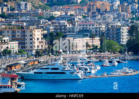 La marina in Messina sull'isola di Sicilia, Italia. Foto Stock