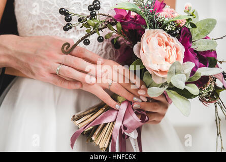Bellissimo mazzo di nozze in sposa e lo sposo con le mani in mano vista ravvicinata Foto Stock