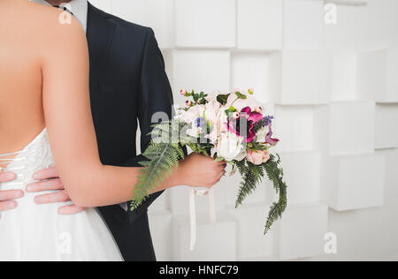 Appena sposato giovane coppia danzante, studio shot Foto Stock