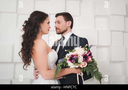 Appena sposato giovane coppia danzante, studio shot Foto Stock