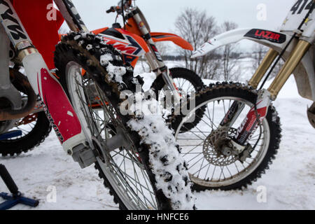 Gli sportivi sullo sport motocicli passare il cingolo durante l inverno motocross competizioni durante l' inverno divertimento' festival in uglich, Russia Foto Stock