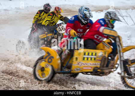 Gli sportivi sullo sport motocicli passare il cingolo durante l inverno motocross competizioni durante l' inverno divertimento' festival in uglich, Russia Foto Stock