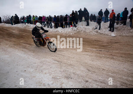 Gli sportivi sullo sport motocicli passare il cingolo durante l inverno motocross competizioni durante l' inverno divertimento' festival in uglich, Russia Foto Stock