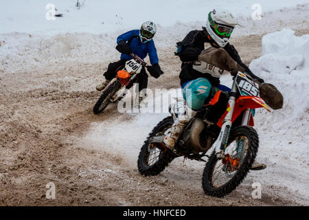 Gli sportivi sullo sport motocicli passare il cingolo durante l inverno motocross competizioni durante l' inverno divertimento' festival in uglich, Russia Foto Stock