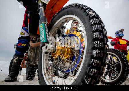 Gli sportivi sullo sport motocicli passare il cingolo durante l inverno motocross competizioni durante l' inverno divertimento' festival in uglich, Russia Foto Stock