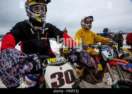 Gli sportivi sullo sport motocicli passare il cingolo durante l inverno motocross competizioni durante l' inverno divertimento' festival in uglich, Russia Foto Stock