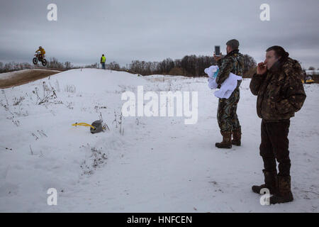 Gli sportivi sullo sport motocicli passare il cingolo durante l inverno motocross competizioni durante l' inverno divertimento' festival in uglich, Russia Foto Stock