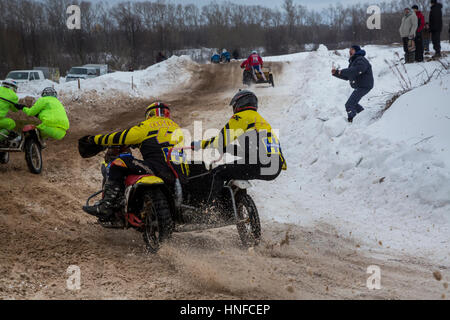 Gli sportivi sullo sport motocicli passare il cingolo durante l inverno motocross competizioni durante l' inverno divertimento' festival in uglich, Russia Foto Stock