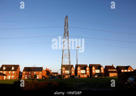 Per la trasmissione di elettricità di taglio della torre attraverso la scatola estate in kirkby Liverpool Regno Unito Foto Stock
