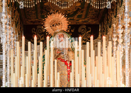 La Vergine Maria decorare il galleggiante della Iglesia de Santa Ana (Esperanza) a Granada, Spagna Foto Stock