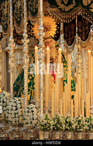 La Vergine Maria decorare il galleggiante della Iglesia de Santa Ana (Esperanza) a Granada, Spagna Foto Stock