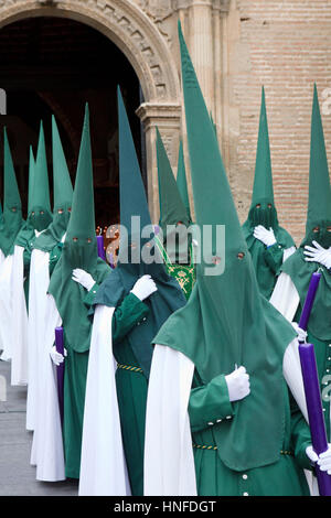 I penitenti incappucciati della confraternita Esperanza (Iglesia de Santa Ana) durante la Semana Santa in Granada, Spagna Foto Stock