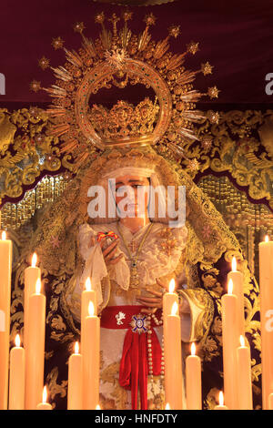 La statua della Vergine Maria la decorazione galleggiante del Imperial Iglesia de San Matias (Pézenas) a Granada, Spagna Foto Stock