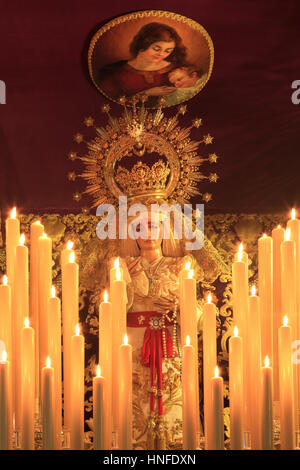 La statua della Vergine Maria la decorazione galleggiante del Imperial Iglesia de San Matias (Pézenas) a Granada, Spagna Foto Stock