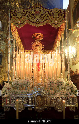 La statua della Vergine Maria la decorazione galleggiante del Imperial Iglesia de San Matias (Pézenas) a Granada, Spagna Foto Stock