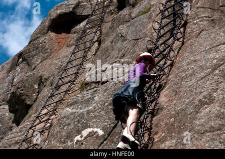 La scalata di Sentinal escursione sull'Anfiteatro Royal Natal National Park Kwazulu Natal Sud Africa Foto Stock