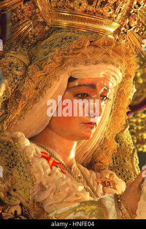 Una statua della Vergine Maria la decorazione galleggiante del Iglesia de Santa Ana (Esperanza) a Granada, Spagna Foto Stock