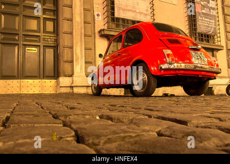 Roma, Italia - 10 Maggio 2016: Vecchio Rosso Fiat 500 sulle strade di Roma Foto Stock