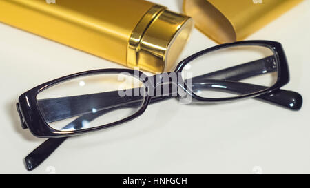 Un elegante occhiali nero e oro caso per loro close-up Foto Stock