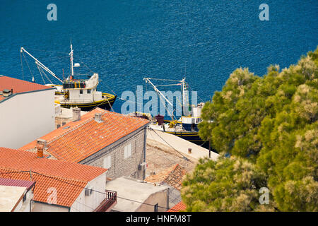 Barche da pesca vista aerea a Novigrad Dalmatinski, Dalmazia, Croazia Foto Stock