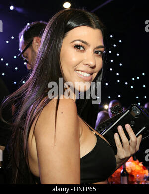 Los Angeles, Ca, Stati Uniti d'America. Xi Febbraio, 2017. Kourtney Kardashian dentro al pre-GRAMMY Gala e salutare per l'industria le icone in onore di Debra Lee presso il Beverly Hilton nel febbraio 11, 2017 a Los Angeles, California. Foto Stock