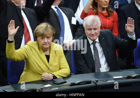 Berlino, Germania. 12 Feb, 2017. Il cancelliere tedesco Angela Merkel (L) e il presidente della CSU, il primo ministro della Baviera, Horst Seehofer sedersi nella sala plenaria presso l'edificio Reichstags a Berlino, Germania, 12 febbraio 2017. L'Assemblea federale ha raccolto per l elezione di un nuovo presidente federale di domenica a mezzogiorno. Foto: Gregor Fischer/dpa/Alamy Live News Foto Stock