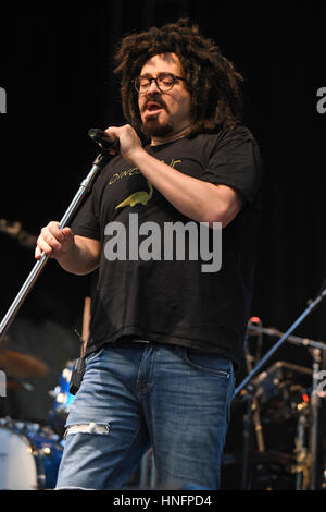 Giardini di Miami, FL, Stati Uniti d'America. Xi Febbraio, 2017. Counting Crows esegue durante i delfini di Miami il cancro sfida VII all'Hard Rock Stadium il 11 febbraio, 2017 nei giardini di Miami, Florida. Foto Stock
