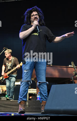Giardini di Miami, FL, Stati Uniti d'America. Xi Febbraio, 2017. Counting Crows esegue durante i delfini di Miami il cancro sfida VII all'Hard Rock Stadium il 11 febbraio, 2017 nei giardini di Miami, Florida. Foto Stock