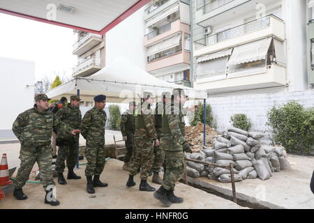 Atene. 12 Feb, 2017. Personnels militare di un militare greca bomb disposal squad stand presso il sito di una guerra mondiale II bomba nella periferia di Salonicco, Grecia, nel febbraio 12, 2017, davanti a un funzionamento a disinnescare la bomba. Quasi 72.000 residenti nel nord della città greca di Salonicco sono stati evacuati domenica mattina davanti a una massiccia operazione di disinnescare una bomba della seconda guerra mondiale, le autorità locali hanno detto. Credito: Vasilis Ververidis/Xinhua/Alamy Live News Foto Stock