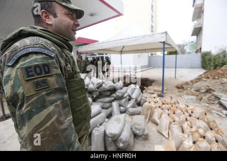 Atene. 12 Feb, 2017. Personnels militare di un militare greca bomb disposal squad stand presso il sito di una guerra mondiale II bomba nella periferia di Salonicco, Grecia, nel febbraio 12, 2017, davanti a un funzionamento a disinnescare la bomba. Quasi 72.000 residenti nel nord della città greca di Salonicco sono stati evacuati domenica mattina davanti a una massiccia operazione di disinnescare una bomba della seconda guerra mondiale, le autorità locali hanno detto. Credito: Vasilis Ververidis/Xinhua/Alamy Live News Foto Stock