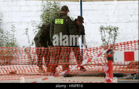 Atene. 12 Feb, 2017. Personnels militare di un militare greca bomb disposal squad stand presso il sito di una guerra mondiale II bomba nella periferia di Salonicco, Grecia, nel febbraio 12, 2017, davanti a un funzionamento a disinnescare la bomba. Quasi 72.000 residenti nel nord della città greca di Salonicco sono stati evacuati domenica mattina davanti a una massiccia operazione di disinnescare una bomba della seconda guerra mondiale, le autorità locali hanno detto. Credito: Vasilis Ververidis/Xinhua/Alamy Live News Foto Stock