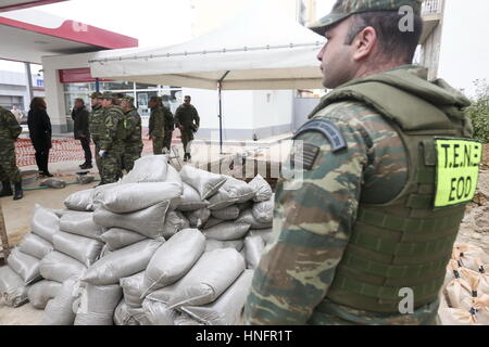 Atene. 12 Feb, 2017. Personnels militare di un militare greca bomb disposal squad stand presso il sito di una guerra mondiale II bomba nella periferia di Salonicco, Grecia, nel febbraio 12, 2017, davanti a un funzionamento a disinnescare la bomba. Quasi 72.000 residenti nel nord della città greca di Salonicco sono stati evacuati domenica mattina davanti a una massiccia operazione di disinnescare una bomba della seconda guerra mondiale, le autorità locali hanno detto. Credito: Vasilis Ververidis/Xinhua/Alamy Live News Foto Stock