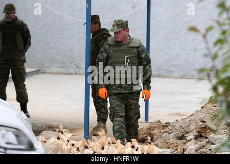 Atene. 12 Feb, 2017. Personnels militare di un militare greca bomb disposal squad stand presso il sito di una guerra mondiale II bomba nella periferia di Salonicco, Grecia, nel febbraio 12, 2017, davanti a un funzionamento a disinnescare la bomba. Quasi 72.000 residenti nel nord della città greca di Salonicco sono stati evacuati domenica mattina davanti a una massiccia operazione di disinnescare una bomba della seconda guerra mondiale, le autorità locali hanno detto. Credito: Vasilis Ververidis/Xinhua/Alamy Live News Foto Stock