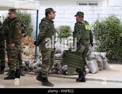 Atene. 12 Feb, 2017. Personnels militare di un militare greca bomb disposal squad stand presso il sito di una guerra mondiale II bomba nella periferia di Salonicco, Grecia, nel febbraio 12, 2017, davanti a un funzionamento a disinnescare la bomba. Quasi 72.000 residenti nel nord della città greca di Salonicco sono stati evacuati domenica mattina davanti a una massiccia operazione di disinnescare una bomba della seconda guerra mondiale, le autorità locali hanno detto. Credito: Vasilis Ververidis/Xinhua/Alamy Live News Foto Stock