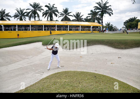 Kuala Lumpur, Malesia. 12 Feb, 2017. David Lipsky di USA colpo da bunker durante i giorni finali nel XVIII fori Maybank Campionato 2017 a Saujana Golf & Country Club, Subang, Malesia Febbraio 12, 2017 Credit: Ali Mufti/Alamy Live News Foto Stock